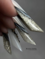 gelové nehty se zlatou stavěnou francií 